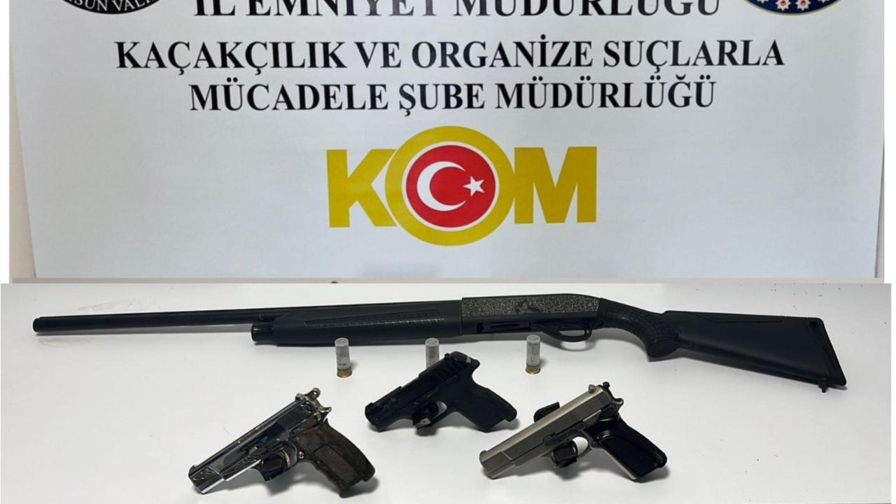 Alaçam’da silah operasyonu! Ruhsatsız silahlar ele geçirildi