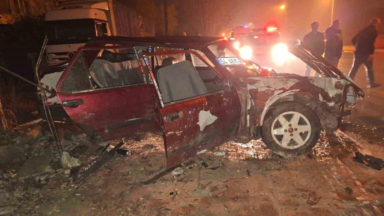Alkollü sürücü sollama yaparken duvara çarptı