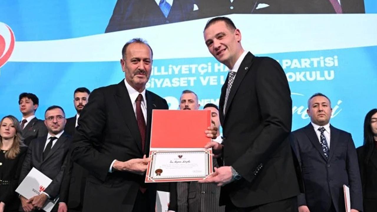 Alperen Köroğlu MHP Siyaset ve Liderlik Okulu’ndan mezun oldu