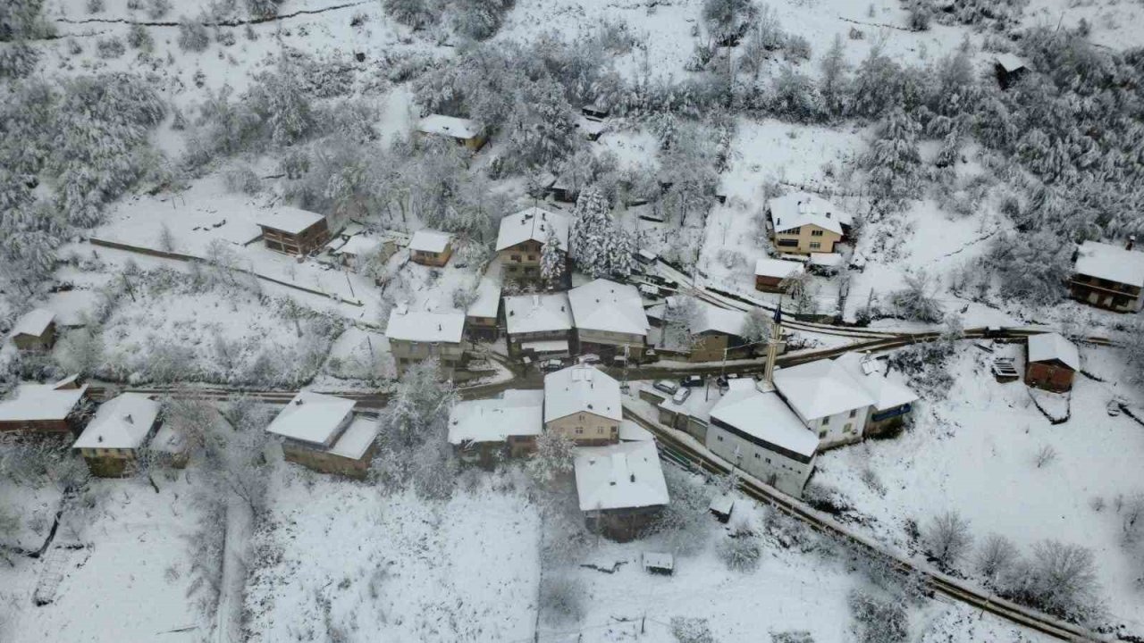 Bartın’da kar kalınlığı 1 metreyi aştı! Cenazeyi güçlükle defnettiler