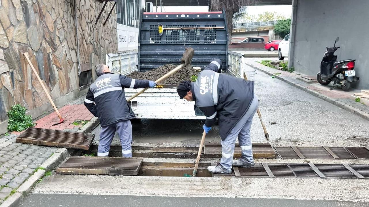 Canik Belediyesi ekipleri mazgallar tek tek temizleniyor