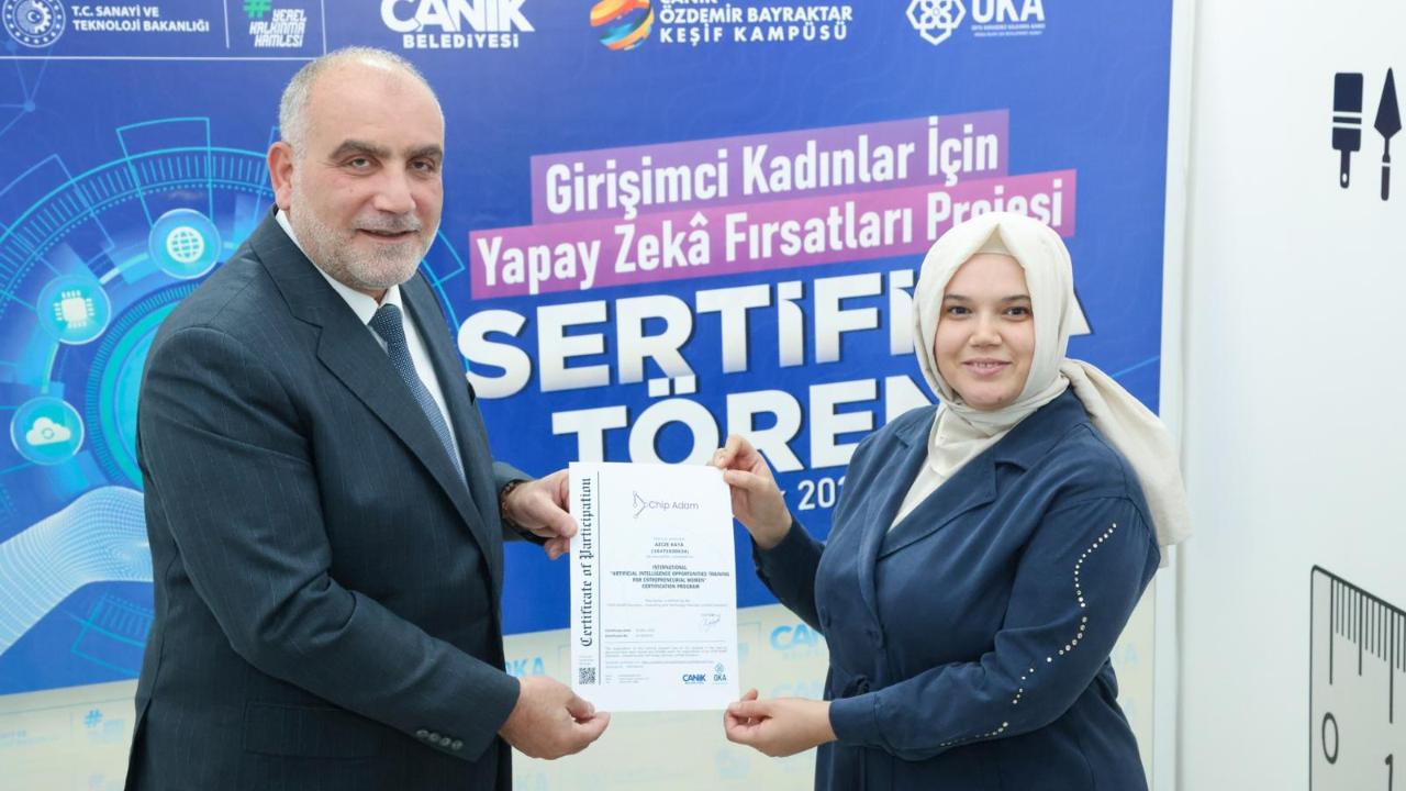 Canik Belediyesi'yle Yapay Zeka öğrenen kadınların sertifika coşkusu