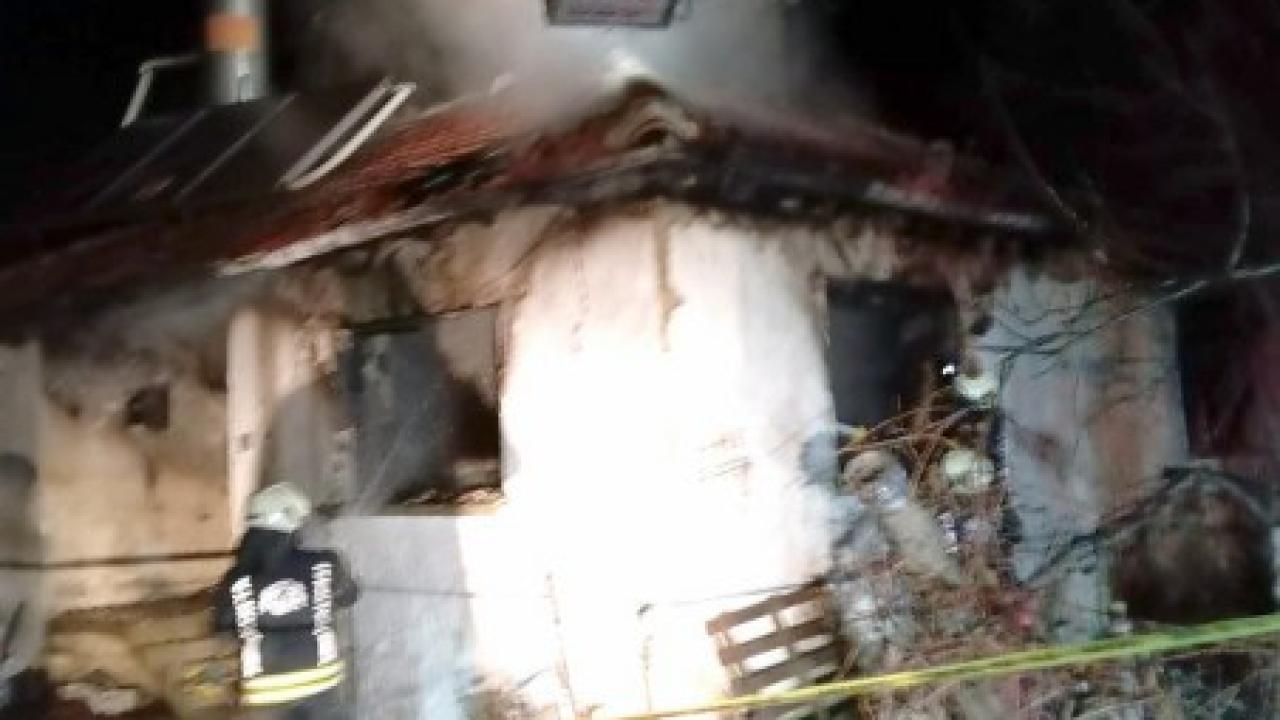 Çıkan yangında annesini kurtarmak isteyen oğul hayatını kaybetti