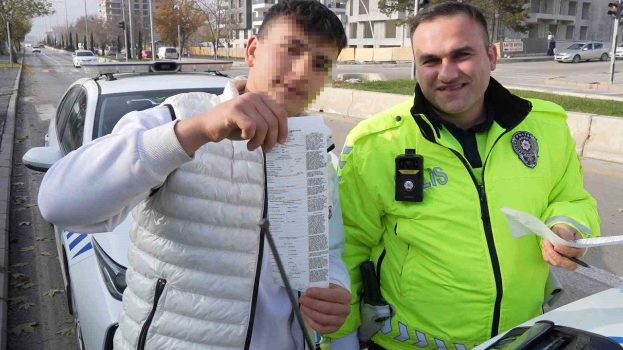 Ehliyetsiz sürücü drondan kaçamadı: Ceza makbuzuyla hatıra fotoğrafı çektirdi