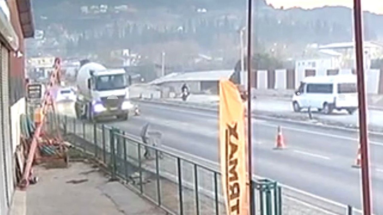 Feci kaza: Motosiklet ve sürücüsü minibüsün altında kaldı