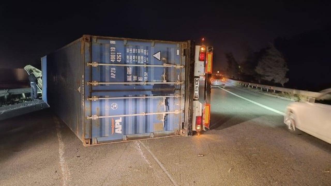 Fırtına tırları devirdi