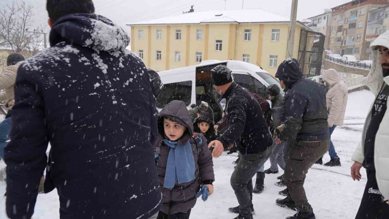 Gümüşhane’de kar esareti! Öğrenci servisleri kaydı