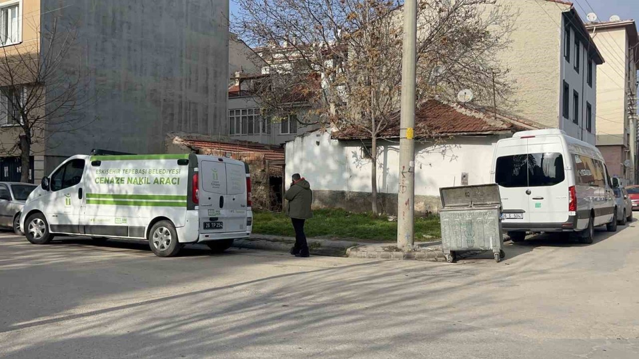 Günlerdir haber alınamayan evinde ölü bulundu