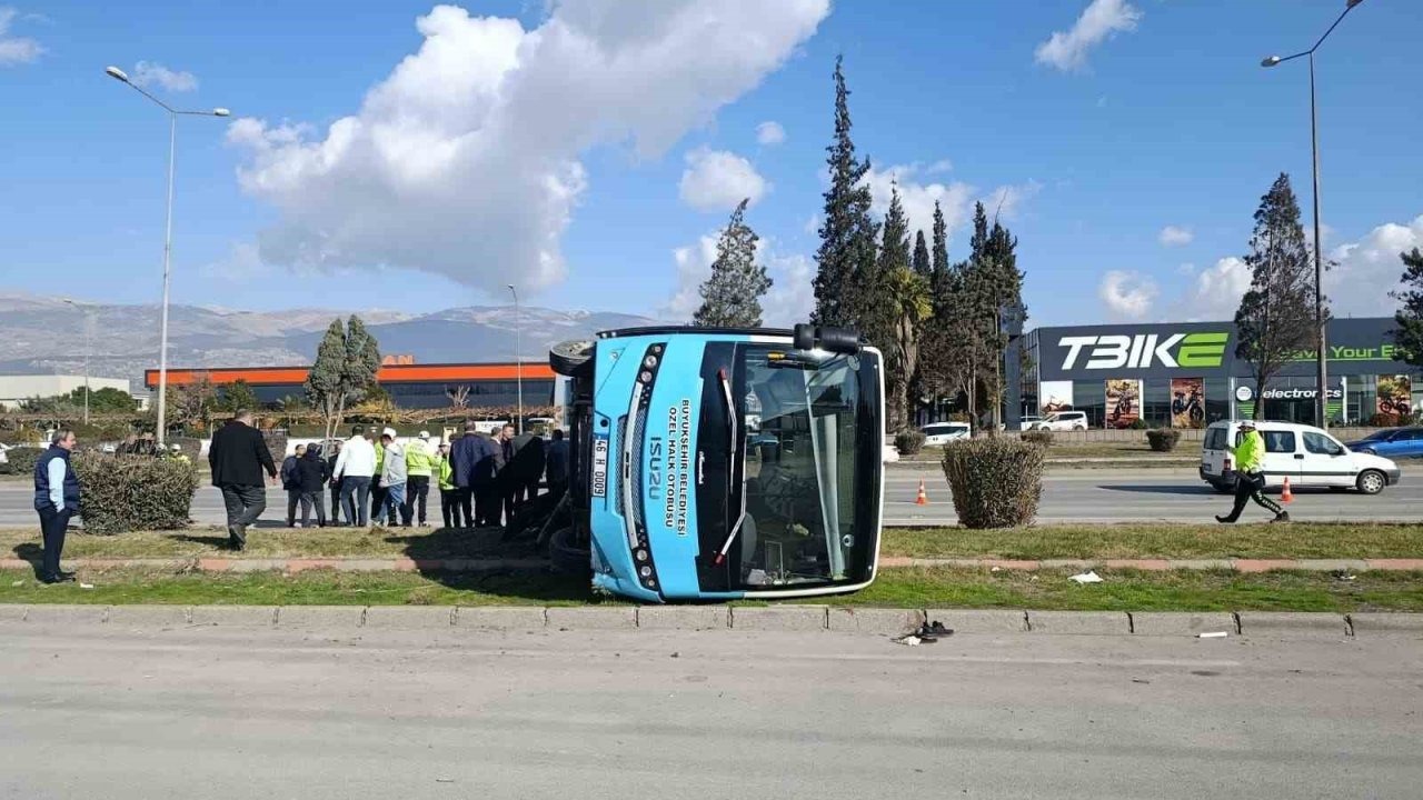 Halk otobüsü devrildi: 13 yaralı