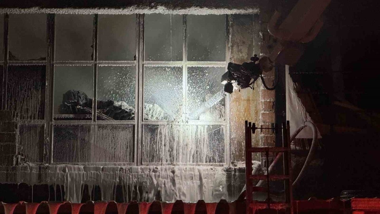 Hırdavat dükkanı alev topuna döndü, ekipler seferber oldu