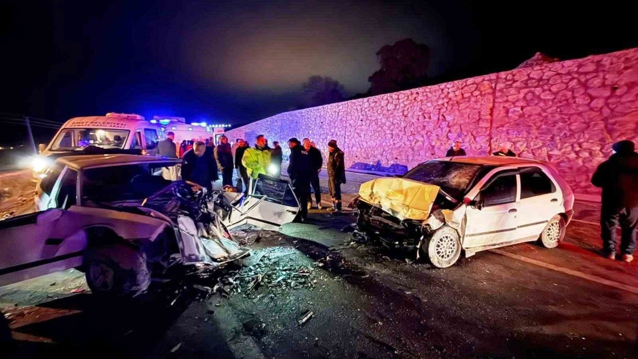 İki araç kafa kafaya çarpıştı: 4 yaralı