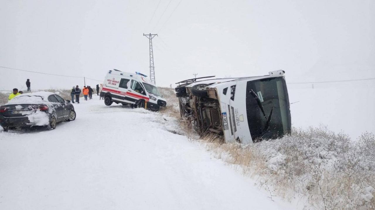 İşçi servisi devrildi! Ambulans kara saplandı