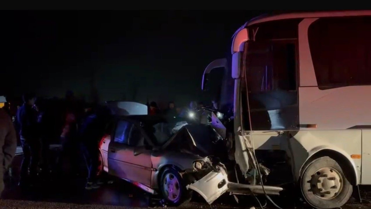 İşçi servisi ile otomobil çarpıştı: 1 ölü, 13 yaralı