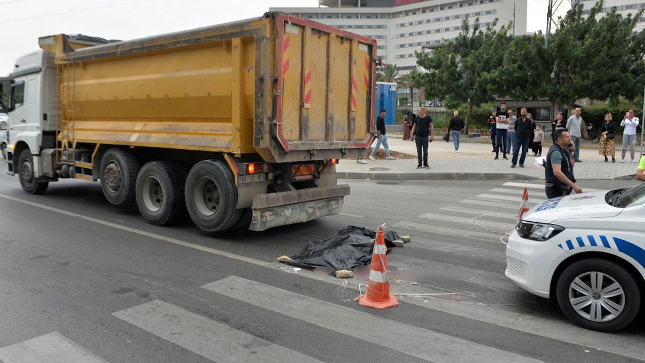 İstanbul'da feci kaza! Yaşlı adam harfiyat kamyonun altında can verdi