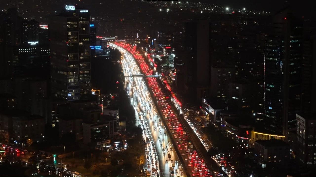 İstanbul'da sağanak yağış trafiği durma noktasına getirdi