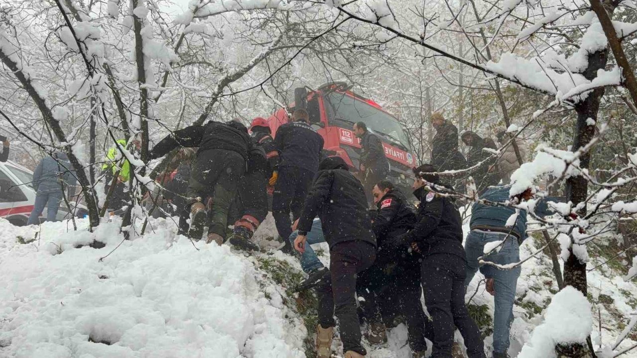 Kar sebebiyle kayganlaşan yolda otomobil şarampole devrildi