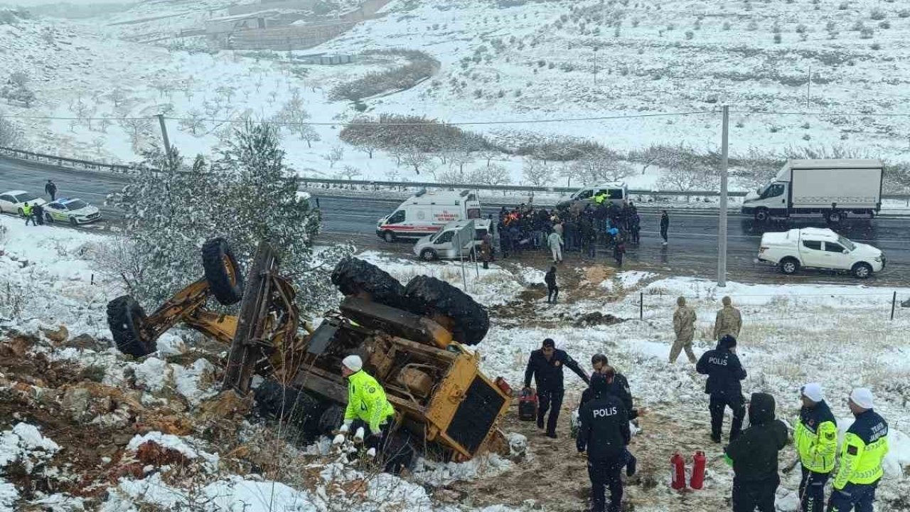 Kar temizliği yapan iş makinesi devrildi