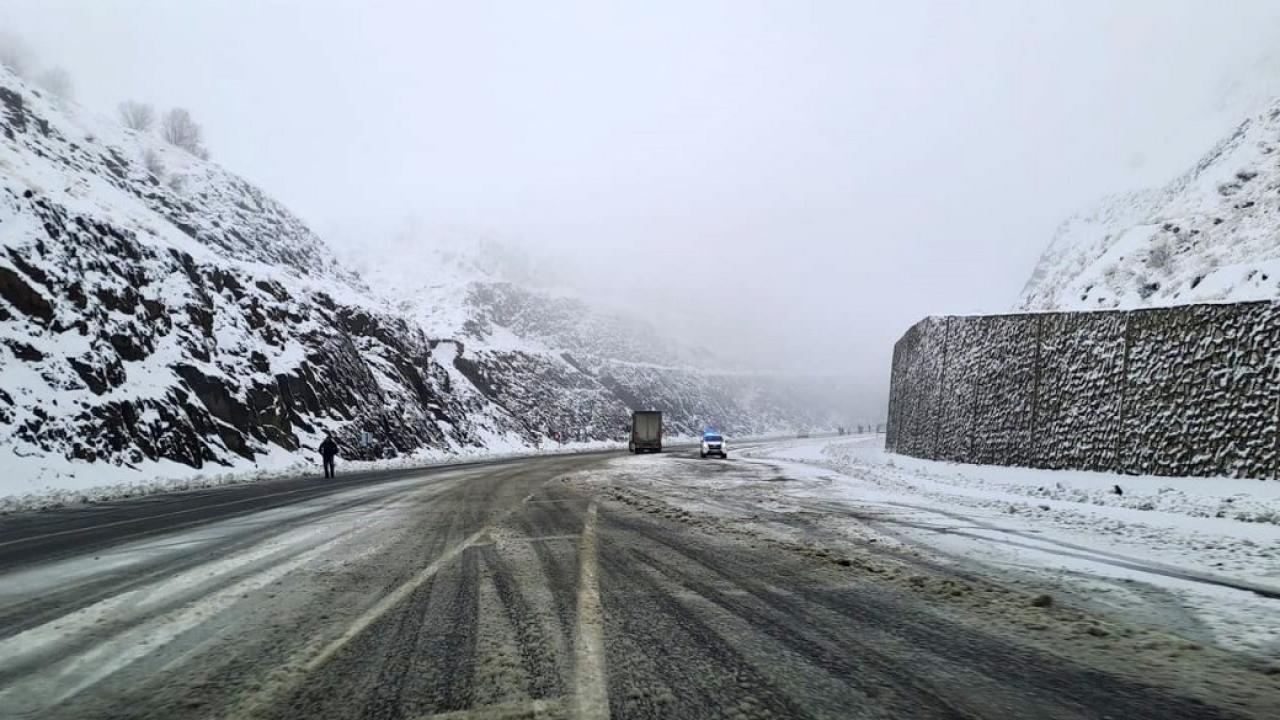 Kar yağışı etkisi gösterdi! Araçlar yollarda mahsur kaldı