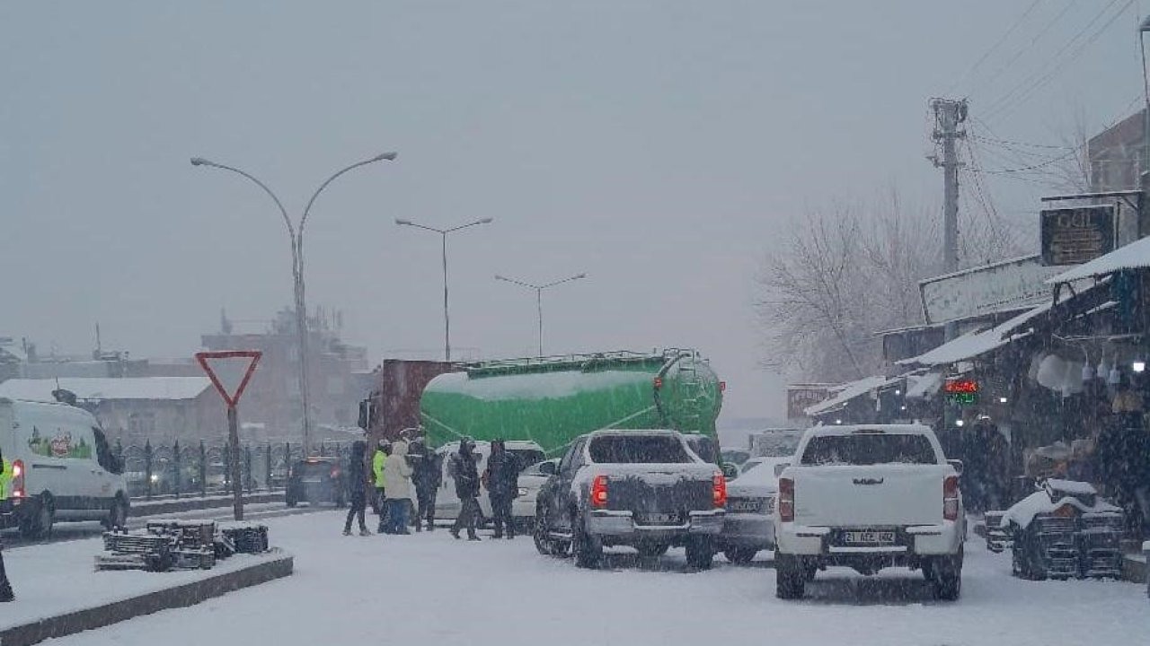 Kar yağışı nedeniyle 5 araç bir birine girdi