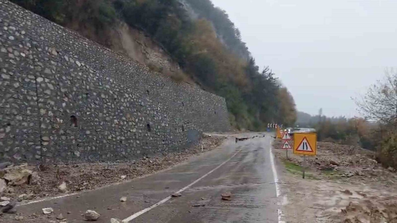 Kastamonu’da heyelan sebebiyle çöken yol ulaşıma kapandı