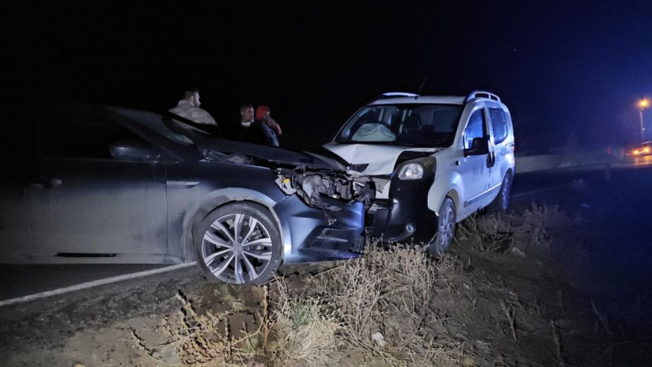 Konya’da otomobil ile hafif ticari araç birbirine girdi! 8 kişi yaralandı