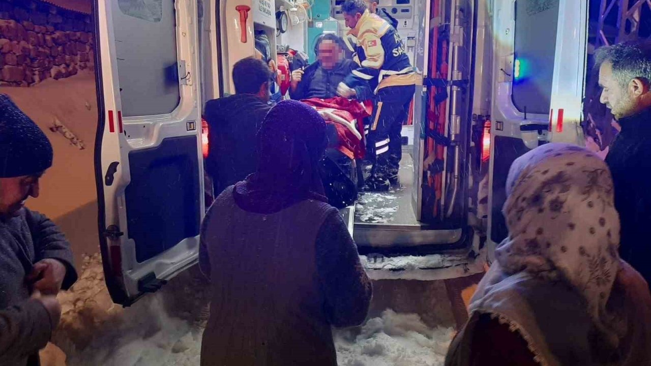 Köyde mahsur kalan 71 yaşındaki hasta için ekipler seferber oldu