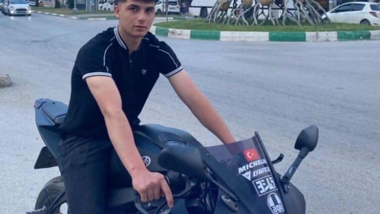 Mezarlıkta otomobilde 2 genç ölü bulundu! İsimleri yazılı şef bıçağı bulundu