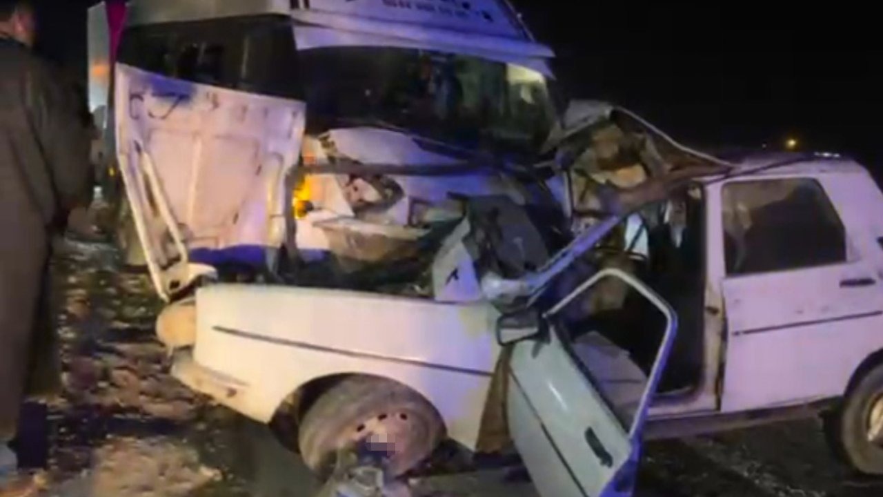 Minibüs ile otomobil çarpıştı:1 ölü