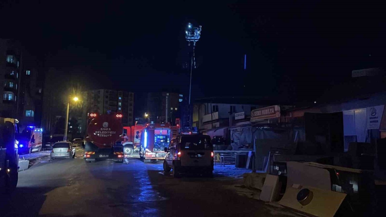 Mobilya imalathanesinde yangın çıktı