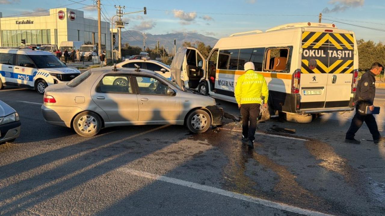 Öğrenci servisi ile otomobil çarpıştı! 7 yaralı