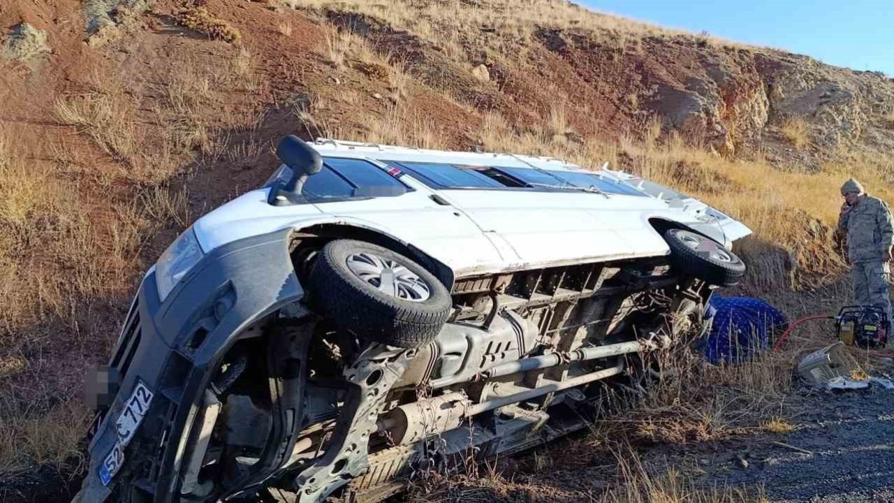Öğretmenleri taşıyan servis minibüsü devrildi: 7 yaralı
