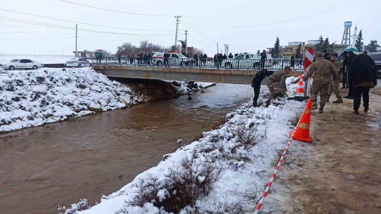 Okul yolunda facia: Otomobil sulama kanalına devrildi, 4 kişi kayboldu