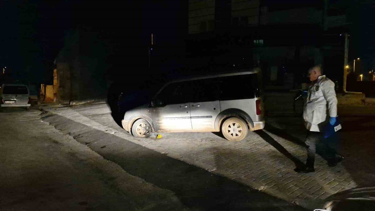 Park halindeki aracı benzin döküp ateşe verdi