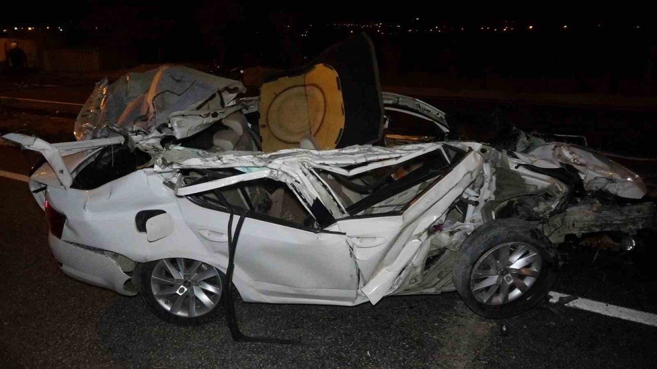 Park halindeki tıra çarpan otomobil hurdaya döndü