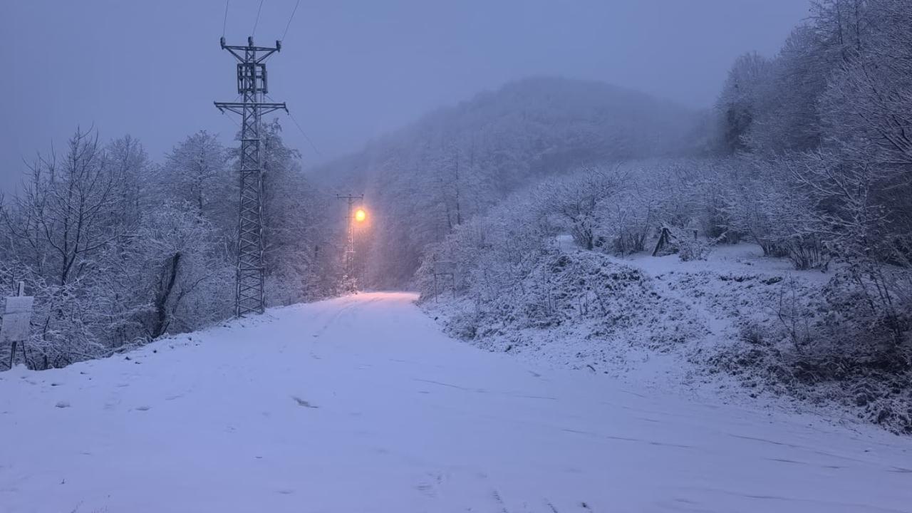 Salıpazarı beyaz örtüyle kaplandı