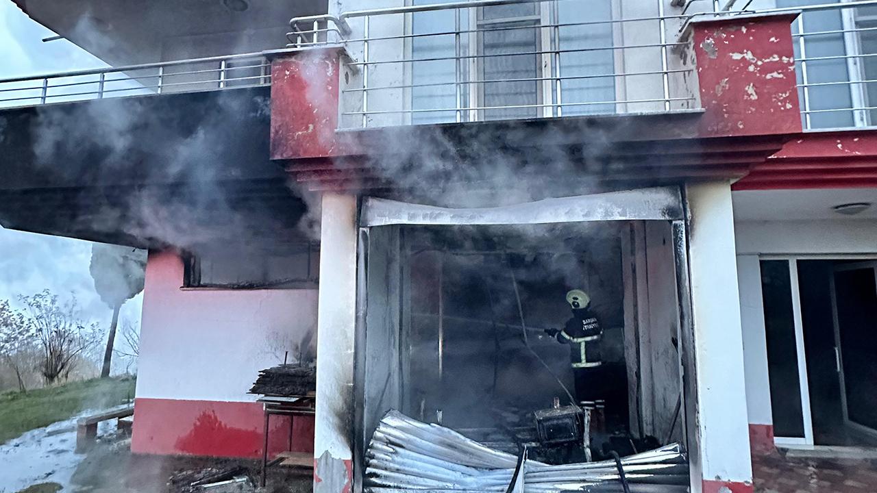 Samsun'da iki katlı binada yangın