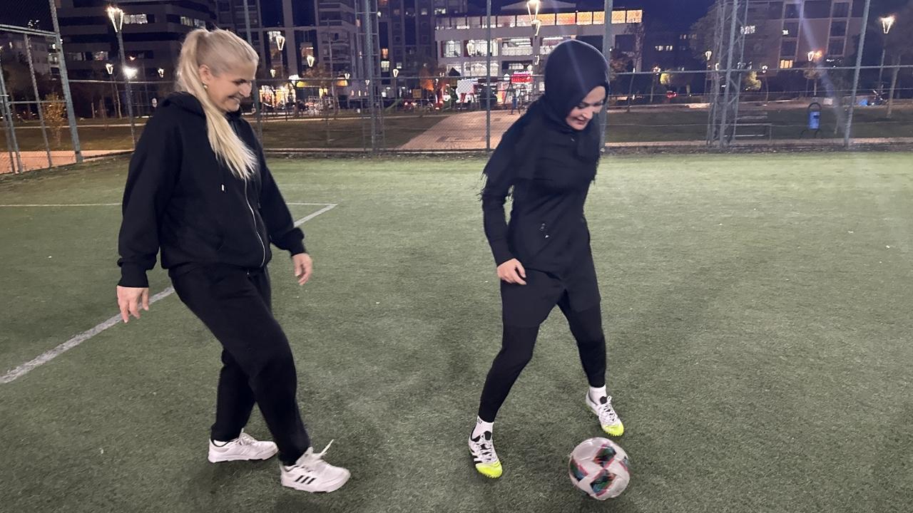 Samsun'da kadınlar her hafta halı sahada buluşuyor