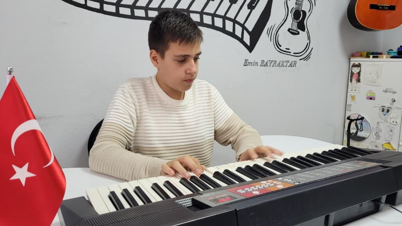 Samsun'da otizmli Tarık Arda dünyasını müzikle renklendiriyor