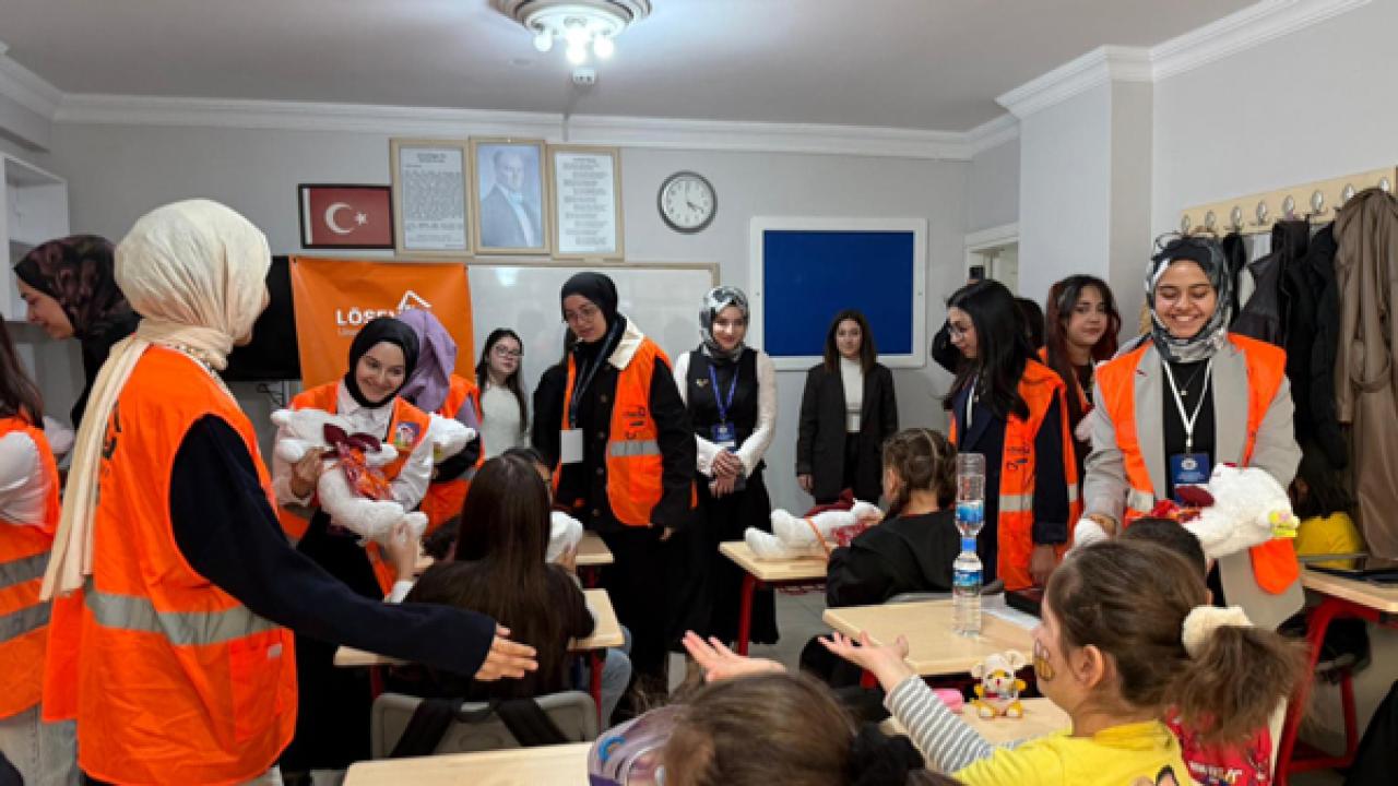 Samsun'da üniversite öğrencilerinden çocuklara anlamlı ziyaret
