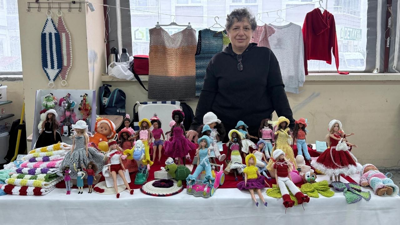 Samsun'da ünlü sanatçıların giyim tarzını oyuncak bebek elbiselerine uyarlıyor