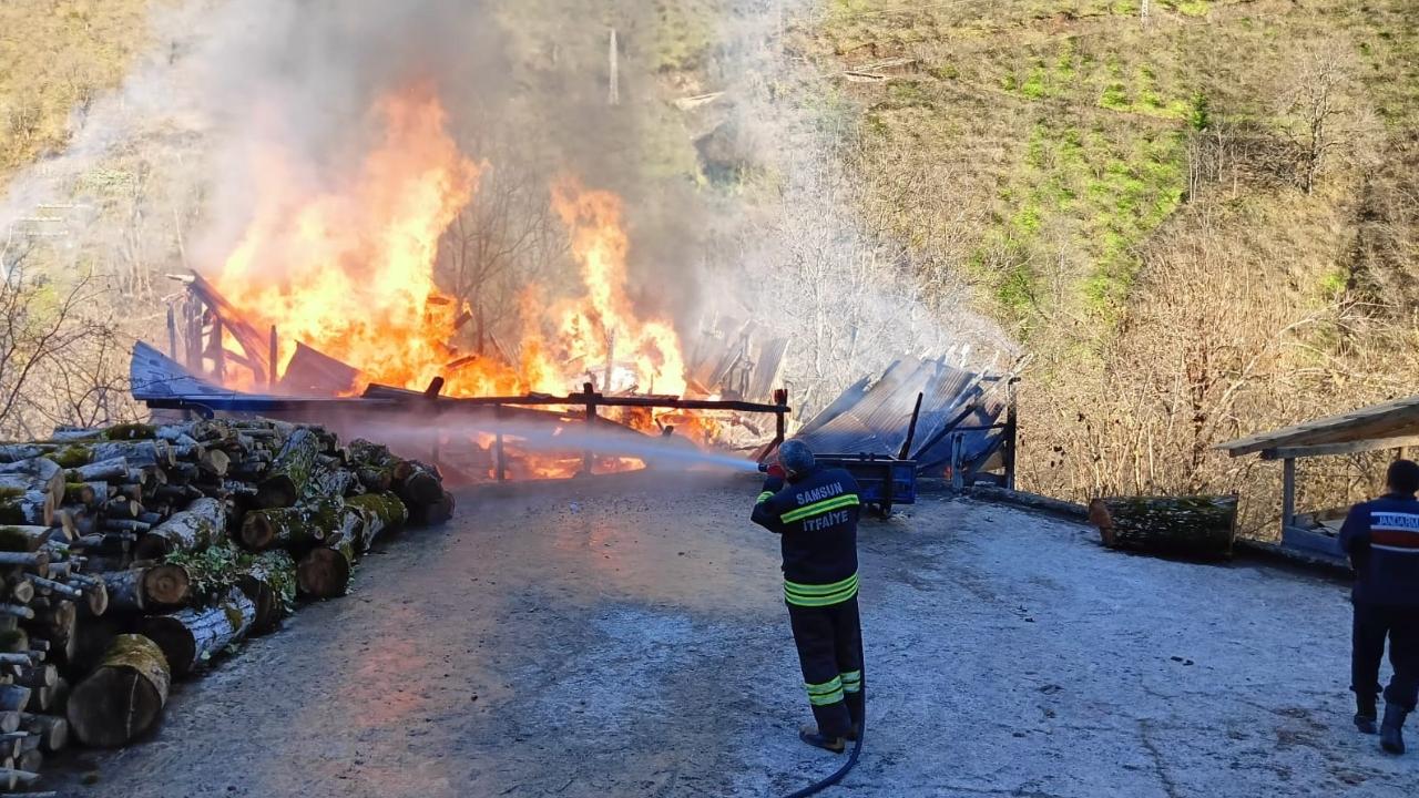 Samsun'da yanan ev kullanılamaz hale geldi