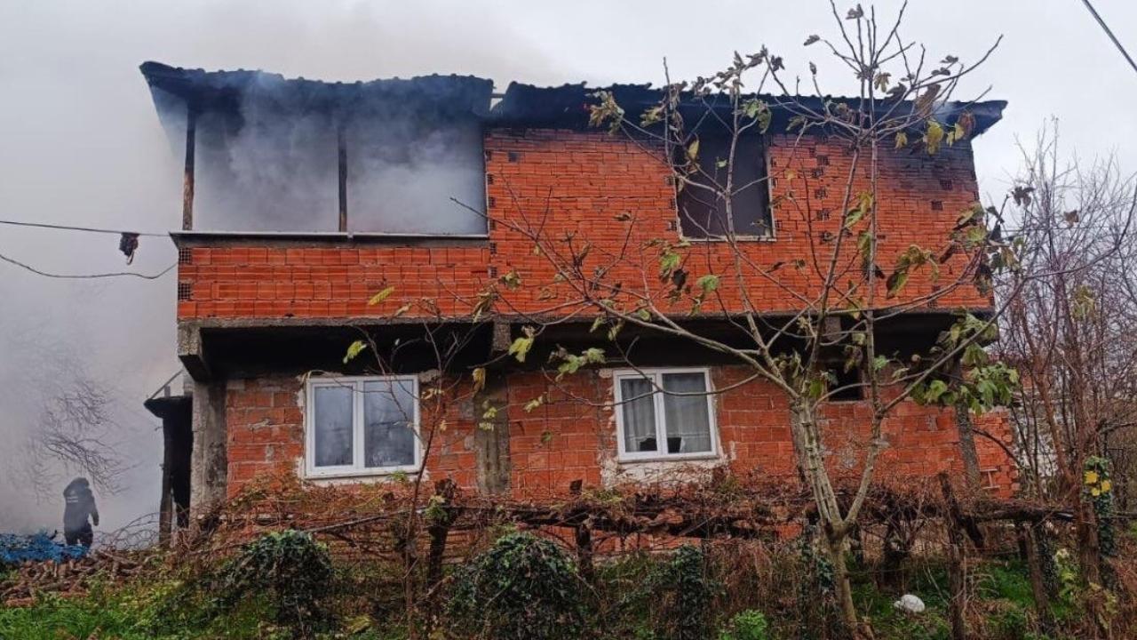 Samsun'da yangın çıkan iki katlı evde hasar oluştu