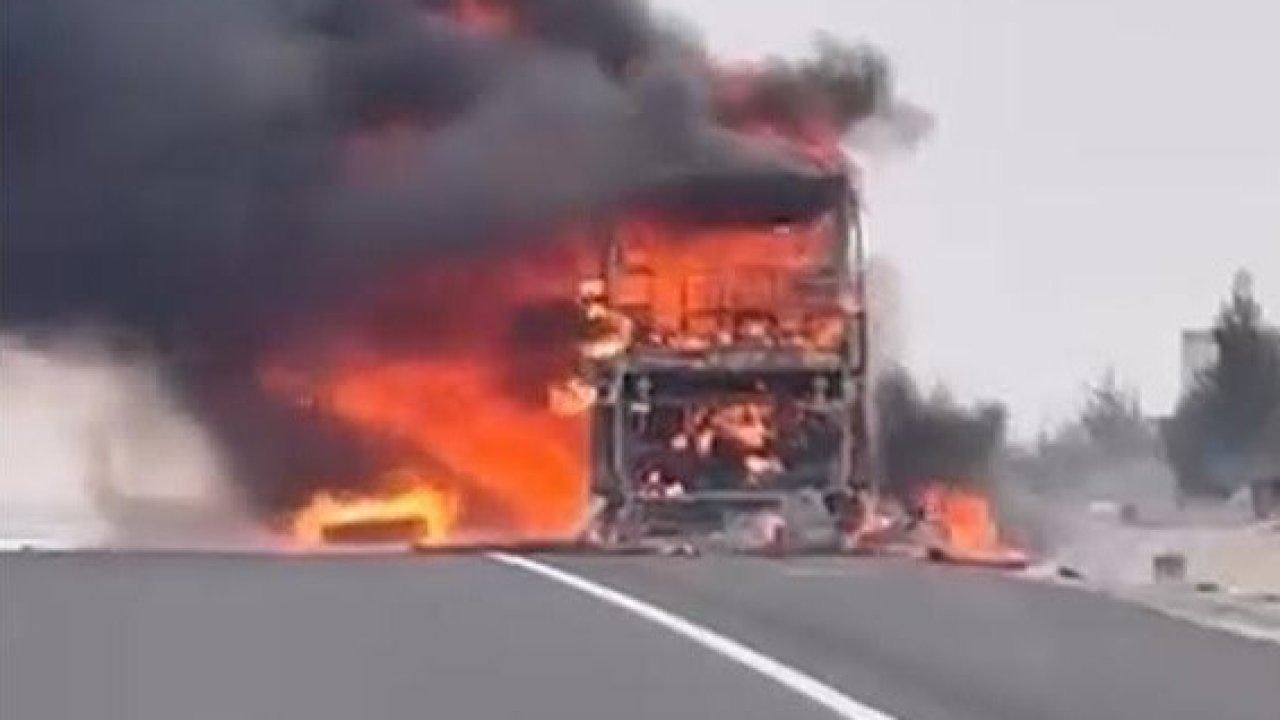 Seyir halindeki yolcu otobüsü alev alev yandı: 25 yolcu son anda kurtuldu