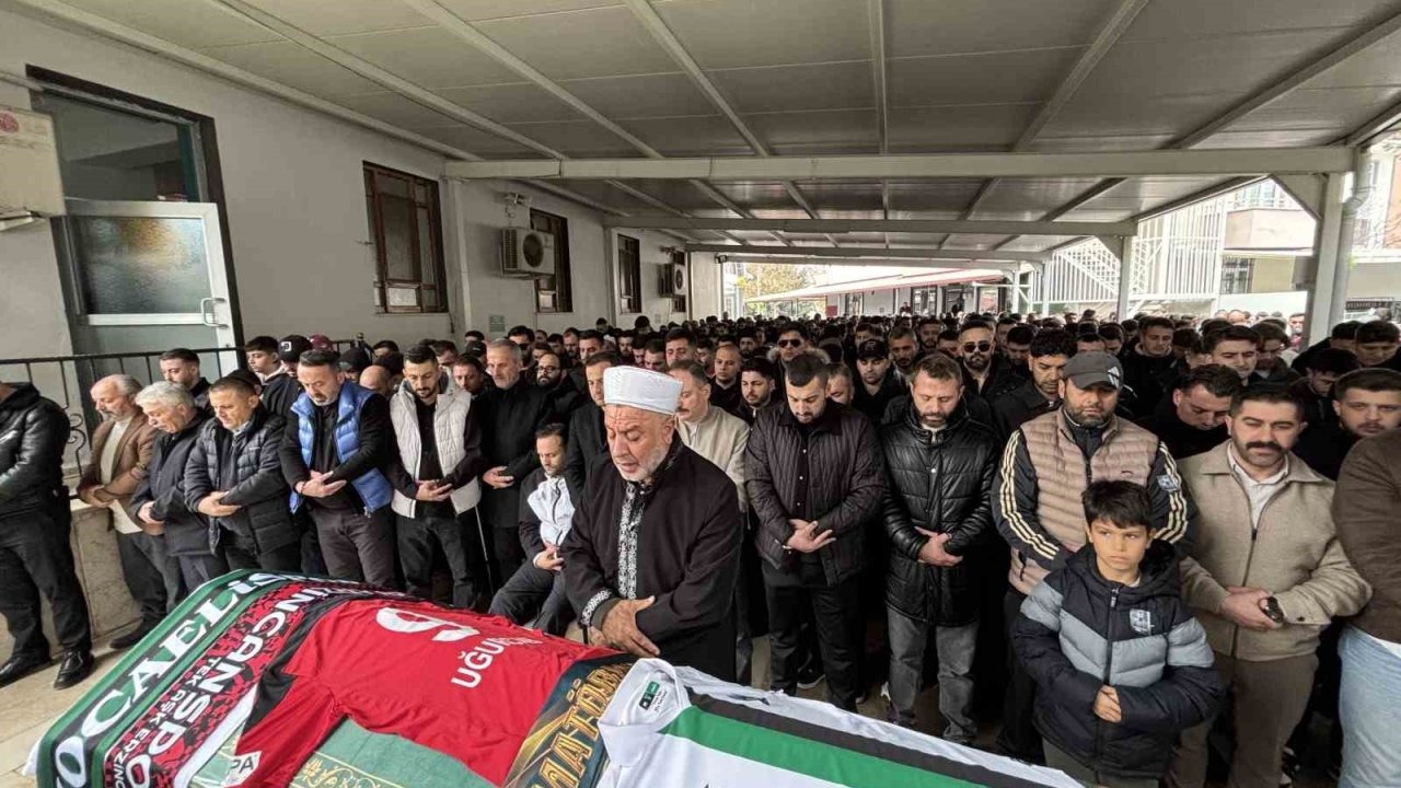 Silahlı kavgada hayatını kaybeden futbolcu Uğurcan Bekçi toprağa verildi