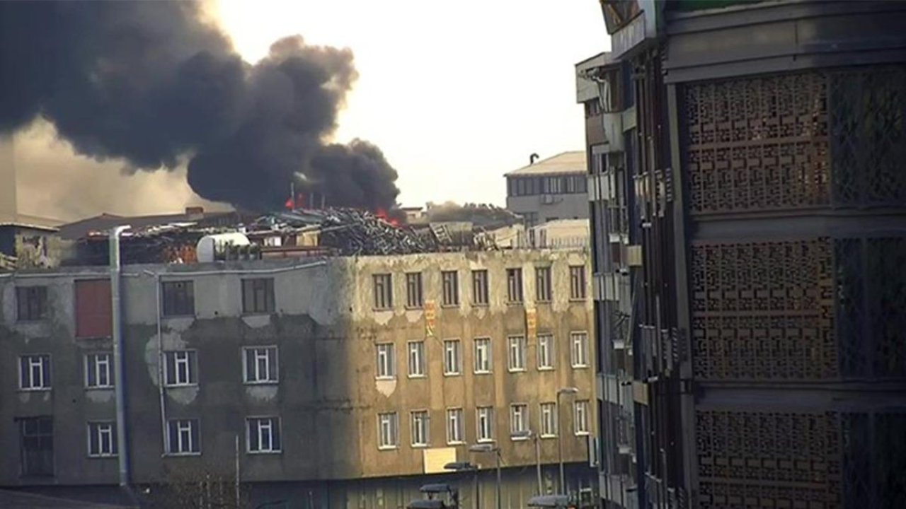 Sultangazi'de can pazarı: Çatıda başlayan yangın binayı sardı!