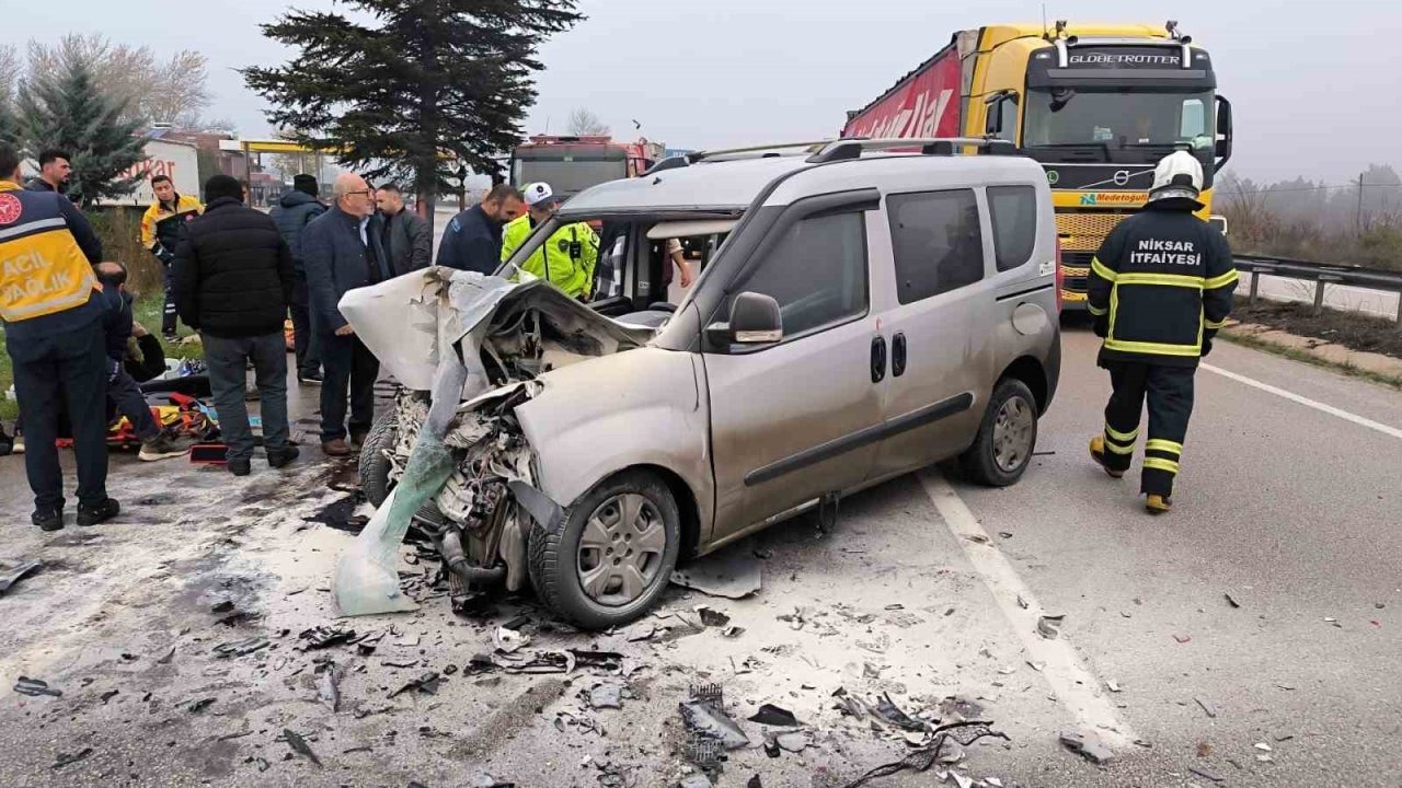 Tırla çarpışan araç alev aldı! 5 yaralı