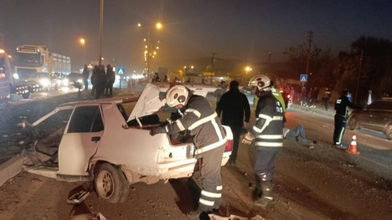 Tofaş tırla çarpıştı! İkiye bölündü