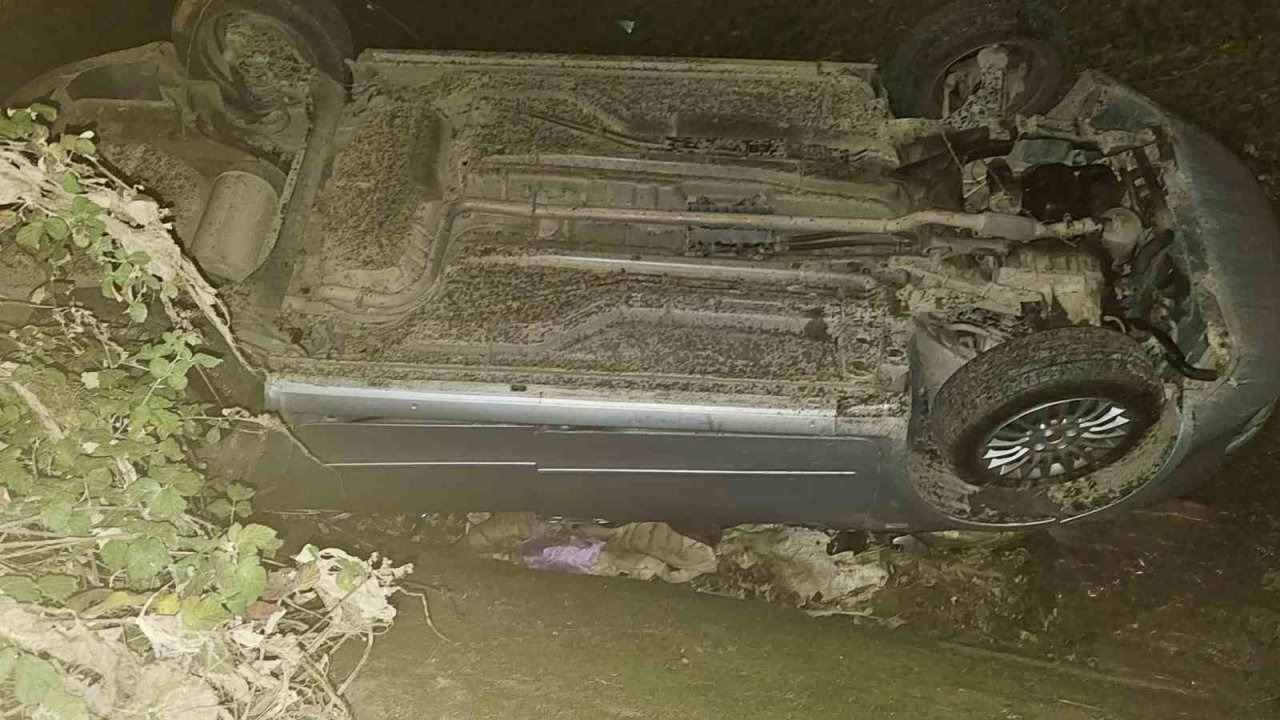 Tokat’ta otomobil su kanalına düştü