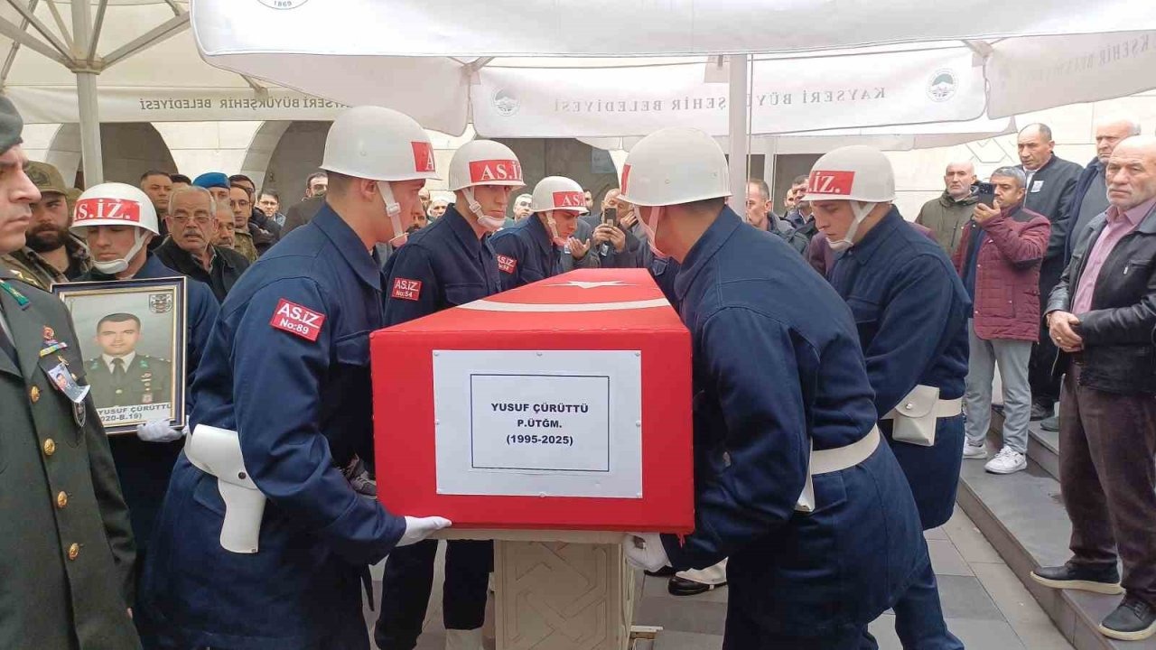 Trafik kazasında hayatını kaybeden üsteğmen Yusuf Çürüttü toprağa verildi
