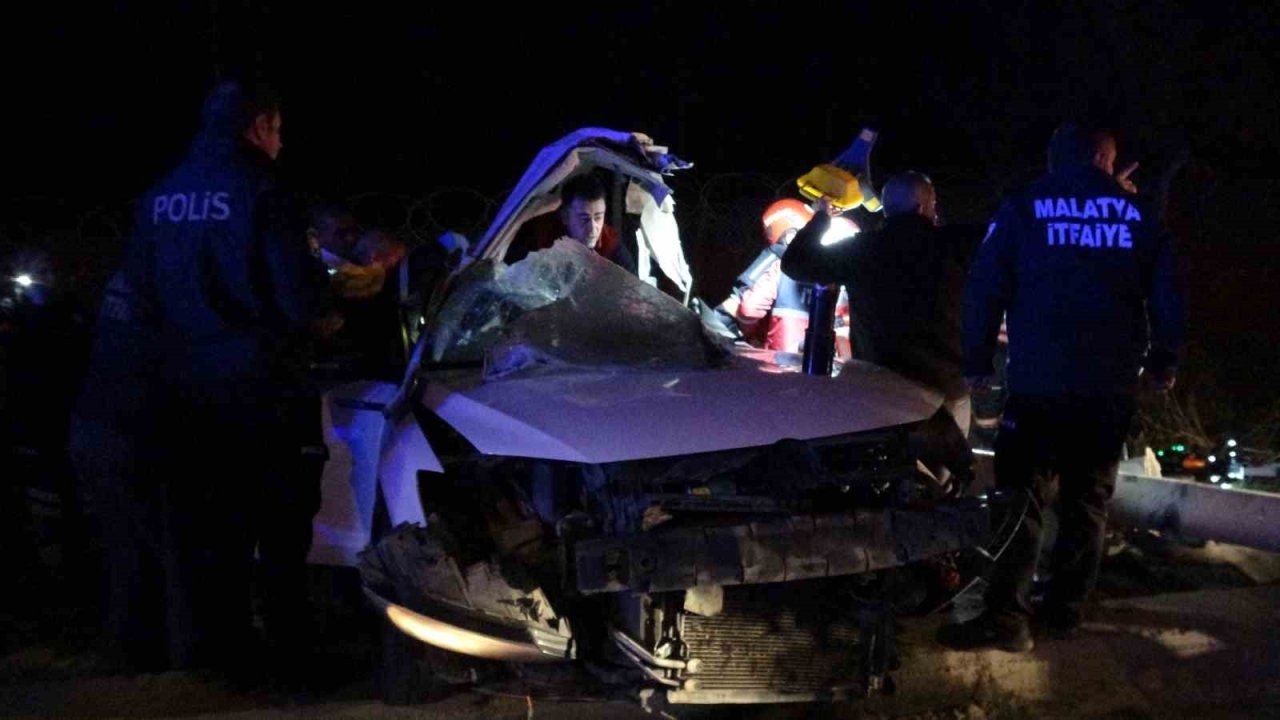 Trambüs direğine çarpan araç kağıt gibi dağıldı: 1’i ağır 2 yaralı